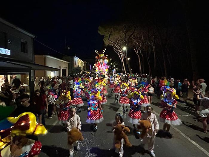 È Carnevale d'estate: carri e mascherate sfilano nell'arena del Parco centrale